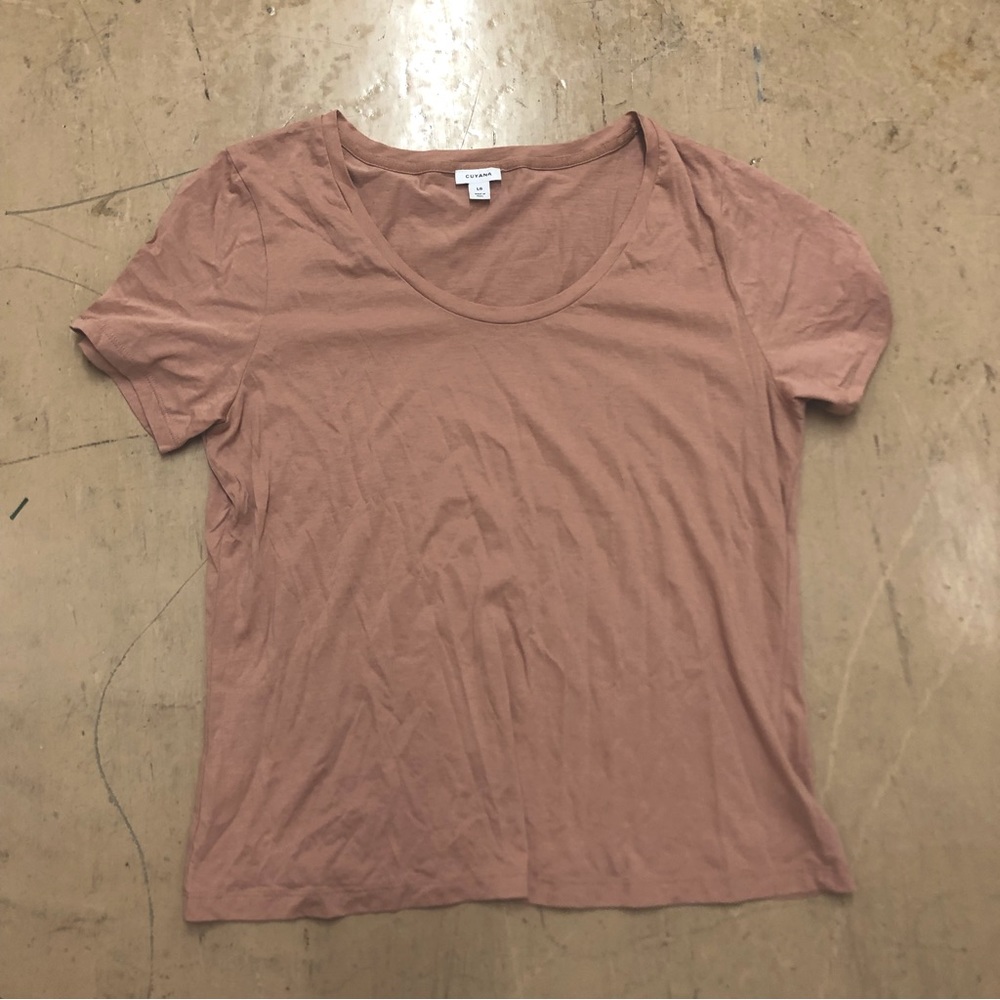 Cuyana crew neck shirt size Medium in soft rose.